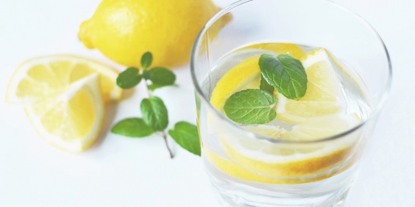 water drink fresh lemons